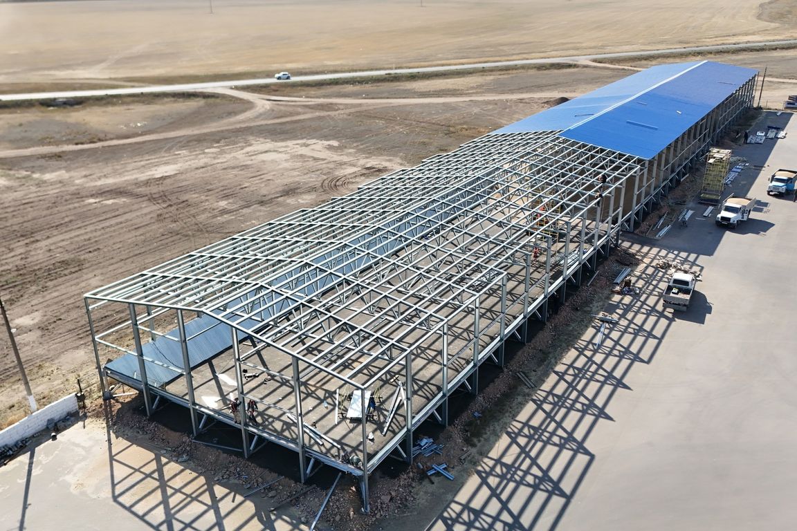 Стальной каркас из профилей завода Steppe Steel на объекте, вид с дрона