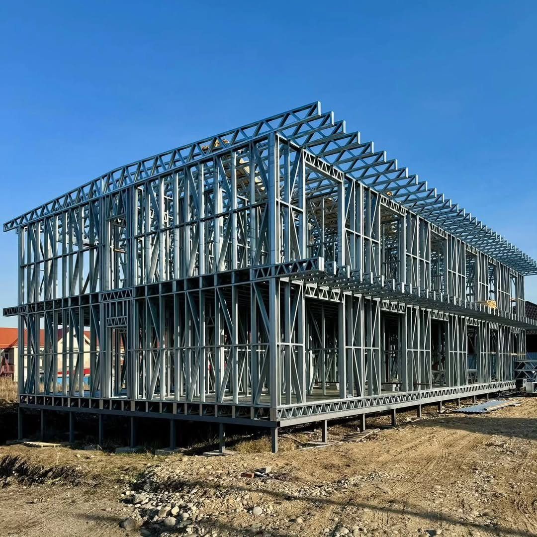 Оцинкованный каркас ЛСТК Steppe Steel — двухэтажное здание на монтаже
